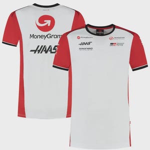 Puede incluir: Camiseta blanca y roja de manga corta con ribete negro. La camiseta presenta los logotipos de MoneyGram y Haas en la parte delantera y trasera. Logotipos adicionales incluyen GR Racing y Orionibo.