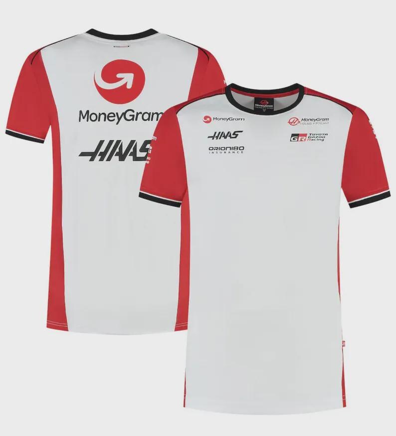 Puede incluir: Camiseta blanca y roja de manga corta con ribete negro. La camiseta presenta los logotipos de MoneyGram y Haas en la parte delantera y trasera. Logotipos adicionales incluyen GR Racing y Orionibo.
