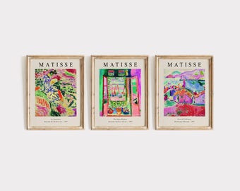 Könnte beinhalten: Drei gerahmte Matisse-Kunstdrucke. Jeder Druck zeigt leuchtende Farben und abstrakte Designs. Oben auf jedem Rahmen steht "MATISSE". Die Drucke befinden sich in einem hellfarbigen Holzrahmen.