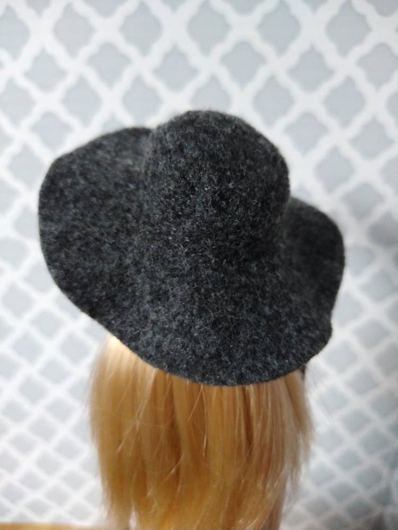 Felt wide-brimmed hat for 12 fashion dolls image 4