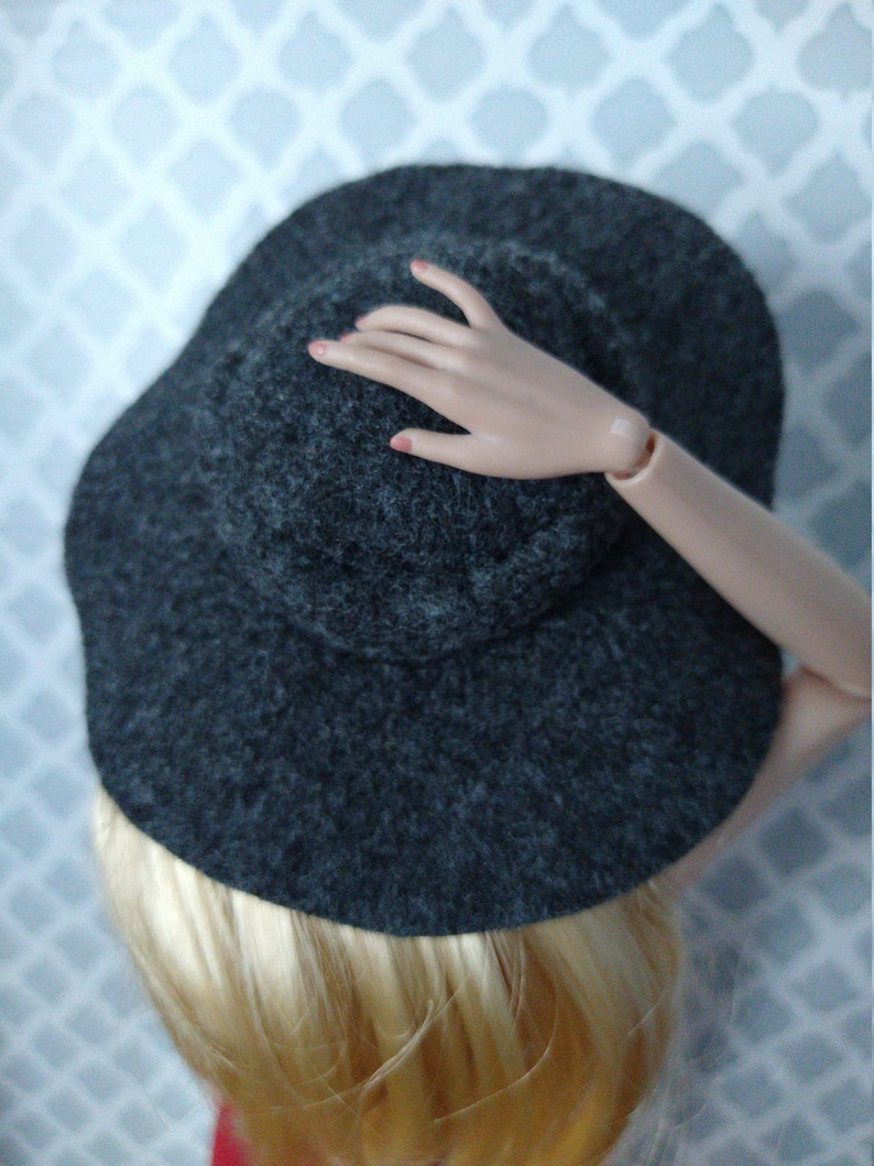 Felt wide-brimmed hat for 16 fashion dolls image 5