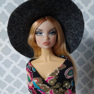 Felt wide-brimmed hat for 12 fashion dolls image 2