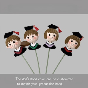 Muñeca de crochet con ramo de graduación: color de capucha personalizado para combinar con tu toga, regalo de graduación hecho a mano, letra de crochet personalizada, nombre y año.