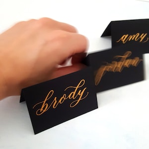 Marque-places de tente de calligraphie personnalisées à l'encre dorée. Marque-places de mariage, marque-places de calligraphie, marque-places de tente