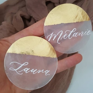 Cartões de lugar em concha Capiz com folheado a ouro e caligrafia personalizada
