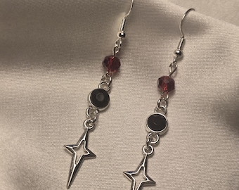 Pendientes DOMINATE inspirados en Stray Kids: estrellas plateadas con cuentas de cristal negras y rojas