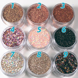 Peut inclure: Neuf petits pots de paillettes de diff&eacute;rentes couleurs, dont l'or, le rose, le noir et le rouge. Chaque pot est num&eacute;rot&eacute; de 1 &agrave; 9.