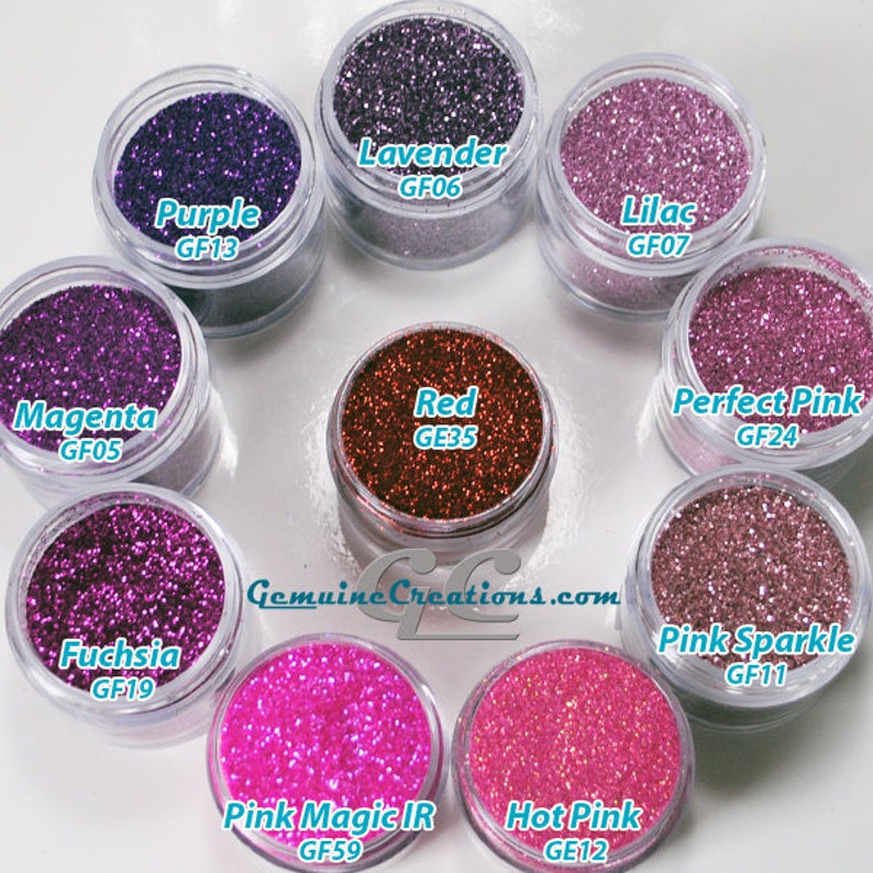 Peut inclure: Assortiment de pots de paillettes de diff&eacute;rentes couleurs, notamment magenta, violet, fuchsia, lavande, lilas, rouge, rose parfait, rose chaud et rose scintillant. Chaque pot est &eacute;tiquet&eacute; avec le nom de la couleur et un code.
