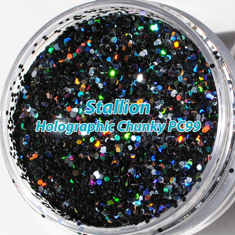 Peut inclure: Gros plan sur un pot rempli de paillettes noires holographiques. L'&eacute;tiquette indique "Stallion Holographic Chunky PC99".
