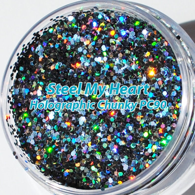 Peut inclure: Un pot de paillettes holographiques &eacute;paisses noires avec le texte "Steel My Heart Holographic Chunky PC90" sur l'&eacute;tiquette.