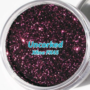 Peut inclure: Un pot de paillettes de couleur violet fonc&eacute; avec le texte "Uncorked Xfine PX45" sur l'&eacute;tiquette.