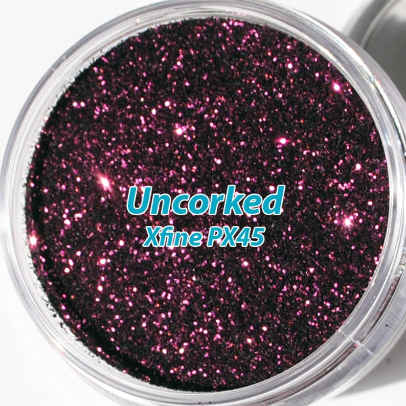 Peut inclure: Un pot de paillettes de couleur violet fonc&eacute; avec le texte "Uncorked Xfine PX45" sur l'&eacute;tiquette.