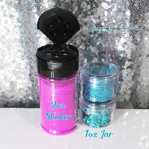 Peut inclure: Deux contenants de paillettes, l'un est un flacon shaker de 2 oz avec des paillettes roses, l'autre est un pot de 1 oz avec des paillettes bleues. Les deux contenants ont un corps en plastique transparent et un couvercle noir.