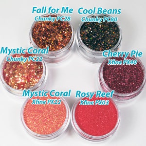 Peut inclure: Cinq petits pots de paillettes, chacun avec une couleur et une texture diff&eacute;rentes. Les pots sont &eacute;tiquet&eacute;s avec les noms des couleurs de paillettes et leurs codes produits correspondants. Les couleurs sont : Fall for Me Chunky PC28, Cool Beans Chunky PC80, Mystic Coral Chunky PC22, Cherry Pie Xfine PX40, Mystic Coral Xfine PX22 et Rosy Reef Xfine PX03.