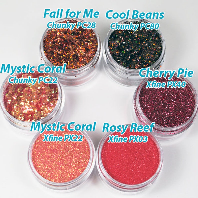 Peut inclure: Cinq petits pots de paillettes, chacun avec une couleur et une texture diff&eacute;rentes. Les pots sont &eacute;tiquet&eacute;s avec les noms des couleurs de paillettes et leurs codes produits correspondants. Les couleurs sont : Fall for Me Chunky PC28, Cool Beans Chunky PC80, Mystic Coral Chunky PC22, Cherry Pie Xfine PX40, Mystic Coral Xfine PX22 et Rosy Reef Xfine PX03.