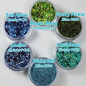 Peut inclure: Six petits pots de paillettes, chacun avec une couleur et un nom diff&eacute;rents. Les pots sont &eacute;tiquet&eacute;s "Sail Away Chunky PC31", "Magic Marg Chunky PC55", "Pretty Pickle Xfine PX58", "Zodiac Chunky PC32", "Waterfall Xfine PX30", et "Caribbean Chunky PC50".