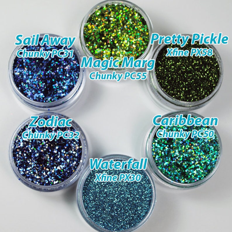 Peut inclure: Six petits pots de paillettes, chacun avec une couleur et un nom diff&eacute;rents. Les pots sont &eacute;tiquet&eacute;s "Sail Away Chunky PC31", "Magic Marg Chunky PC55", "Pretty Pickle Xfine PX58", "Zodiac Chunky PC32", "Waterfall Xfine PX30", et "Caribbean Chunky PC50".