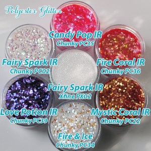 Peut inclure: Assortiment de paillettes de polyester de diff&eacute;rentes couleurs et finitions, y compris des paillettes &eacute;paisses et fines. Les paillettes sont &eacute;tiquet&eacute;es avec des noms comme "Candy Pop IR", "Fairy Spark IR", "Fire Coral IR", "Love Potion IR", "Mystic Coral IR" et "Fire & Ice".