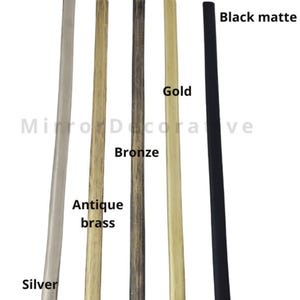 K&ouml;nnte beinhalten: Verschiedene dekorative Spiegelrahmen in Silber, Antik-Messing, Bronze, Gold und Mattschwarz. Das Wort "Frames" steht unten im Bild, und "Mirror Decorative" steht oben. Die Rahmen sind vor wei&szlig;em Hintergrund.