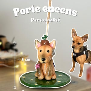 Peut inclure: Un porte-encens en céramique en forme de chien, d'environ 8 cm de haut et 10 cm de large, avec une base verte. Le support est en forme de chien avec un pelage marron et beige, portant un chapeau. Le texte "Porte encens Personnalisé" est visible.