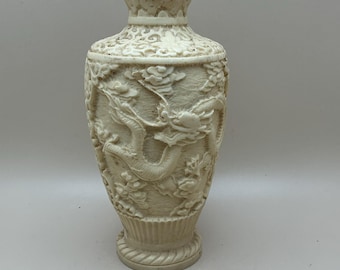 Vintage Faux Ivory Harz Drachen Vase geschnitzte asiatische Chinoiserie 6 3/8 "Hoch