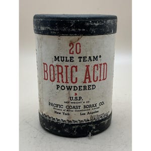 Può includere: Contenitore cilindrico vintage di Boric Acid 20 Mule Team. L'etichetta presenta testo rosso su sfondo bianco, con le parole "BORIC ACID POWDERED" in evidenza. Il contenitore ha una parte superiore e inferiore nere e il peso netto è di 113 grammi.