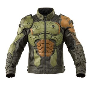 Puede incluir: Una chaqueta de cuero negra y verde con detalles de armadura. La chaqueta presenta detalles en verde oliva y marrón en los hombros, el pecho y los brazos, con una cremallera de largo completo. El diseño recuerda a la vestimenta de un personaje de videojuego.