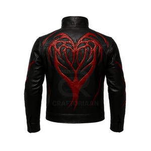 Puede incluir: Chaqueta de cuero negra con cuello alto y diseño tribal rojo en la espalda. La chaqueta presenta un diseño en forma de corazón con detalles intrincados. Las mangas tienen detalles rojos. Estilo clásico.