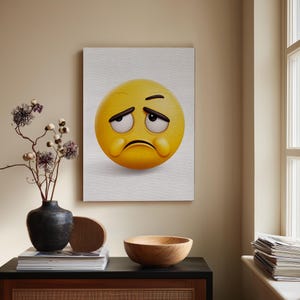 Sauer Emoji Leinwand | Angewidert Kunstdruck | Relatable Humor Dekor | Lustige Büro Kunst | Gen Z Wohnheim Dekor | Moderne Popkultur Geschenk
