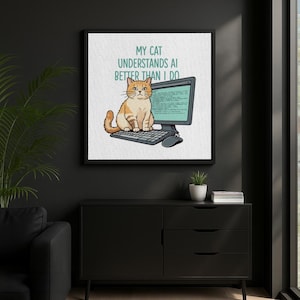 Op de afbeelding: Een ingelijste print met een cartoonkat voor een computer. De kat is oranje en wit, het scherm toont code. Tekst: "MY CAT UNDERSTANDS AI BETTER THAN I DO." Een grappig kunstwerk.