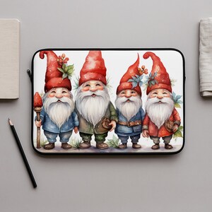 Peut inclure: Une housse d'ordinateur portable noire avec une illustration à l'aquarelle de quatre gnomes de jardin. Chaque gnome porte un chapeau rouge, une longue barbe blanche et un manteau de couleur différente. Les gnomes se tiennent devant un fond blanc avec du feuillage vert.