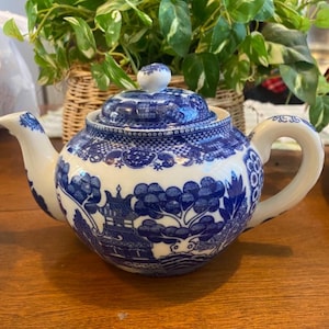 Vintage blå & vit porslins tekanna – Chinoiserie blommig – Cottagecore tedekor