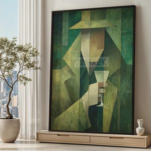 Può includere: Stampa artistica astratta di una figura con cappello e cappotto, che tiene in mano un bicchiere da cocktail. L'opera presenta un design geometrico nei toni del verde, con una cornice nera. La stampa è esposta su un mobile in legno vicino a una finestra.