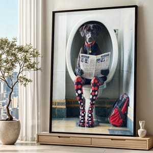 Lámina artística de un perro gracioso en el inodoro leyendo el periódico - Decoración de pared grande y original para el baño