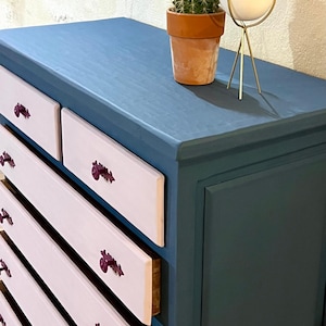 Cassettiera blu e rosa con maniglie viola per guardaroba, cassettiera dipinta, cassettiera antica, lusso vintage, spedizione gratuita dall'Italia