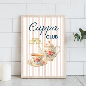 Puede incluir: Impresión enmarcada con un tema de fiesta de té vintage. La imagen presenta una taza, un platillo y una tetera con diseños florales, y las palabras "Cuppa Club" y "Every Morning 7AM - 10AM" en escritura azul marino. El fondo tiene rayas verticales rosas y blancas.