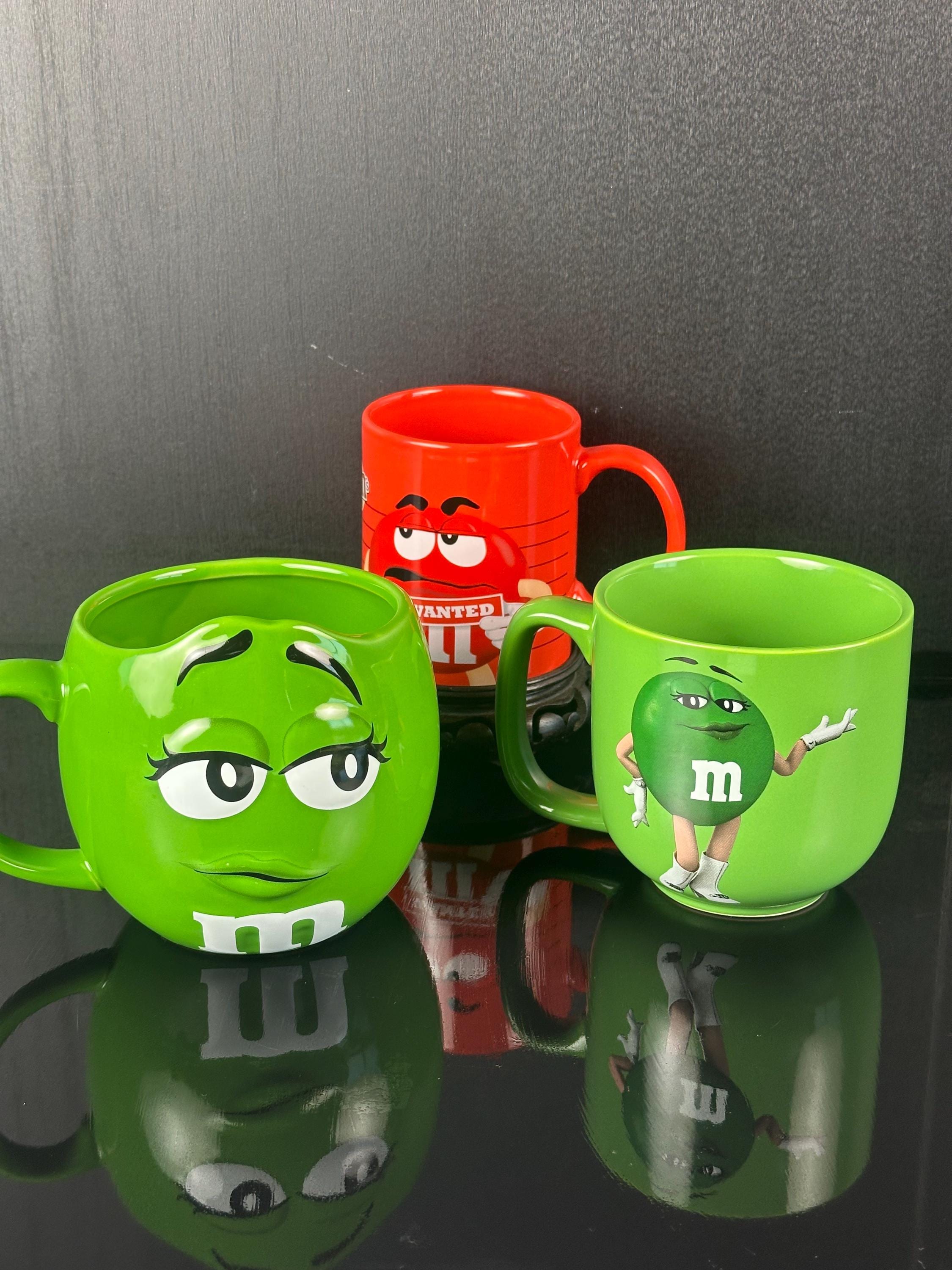 M&M'sの赤または緑の陶器製マグカップ。食器洗い機と電子レンジに対応
