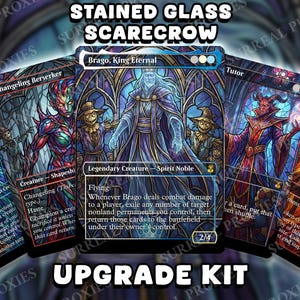 Puede incluir: Juego de cartas estilo vidriera con el texto "STAINED GLASS SCARECROW" y "UPGRADE KIT". Las cartas representan varios personajes con una estética colorida de vidriera, incluyendo un rey, espantapájaros y otras figuras fantásticas.