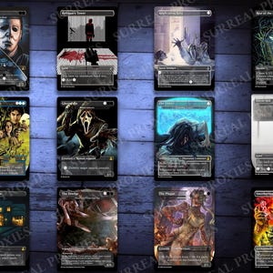 K&ouml;nnte beinhalten: Eine Sammlung von zw&ouml;lf Fantasy-Sammelkarten mit Horrorfilm-Themen. Jede Karte hat einzigartige Kunstwerke und Texte, mit Titeln wie "Michael Myers", "Replicating Ring" und "The Dredge". Die Karten sind vor einem dunklen Hintergrund.