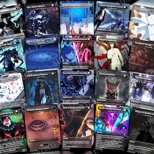 Puede incluir: Una colecci&oacute;n de cartas coleccionables de fantas&iacute;a con varias ilustraciones y texto. Las cartas presentan una variedad de colores, incluyendo azul, morado y rojo, con ilustraciones detalladas y descripciones textuales. Las cartas est&aacute;n dispuestas en un collage.