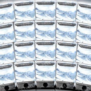 Puede incluir: Una colecci&oacute;n de veintiuna cartas coleccionables. Cada carta presenta un paisaje monta&ntilde;oso nevado con el texto "Wastes of the Silent Blizzard" en la parte superior. La parte inferior de cada carta tiene el texto "Snow Land - Scry".