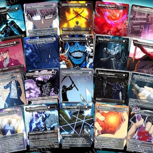 Puede incluir: Una colecci&oacute;n de cartas coleccionables de fantas&iacute;a con varias ilustraciones y texto. Las cartas presentan im&aacute;genes de personajes, criaturas y dise&ntilde;os abstractos en una variedad de colores, incluyendo azul, rojo y morado. Las cartas se muestran sobre un fondo azul.