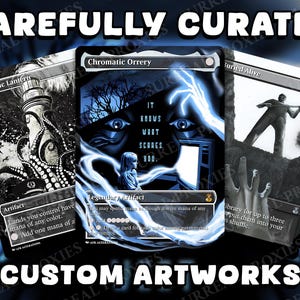 K&ouml;nnte beinhalten: Individuelle Kunstkarten mit dem Text "CAREFULLY CURATED" und "CUSTOM ARTWORKS". Die Karten zeigen Illustrationen eines Leuchtturms mit Tentakeln, eine surreale Szene mit Augen und einem M&auml;dchen sowie eine Figur mit einer Schaufel. Die Karten sind in Schwarz, Wei&szlig; und Blau gehalten.
