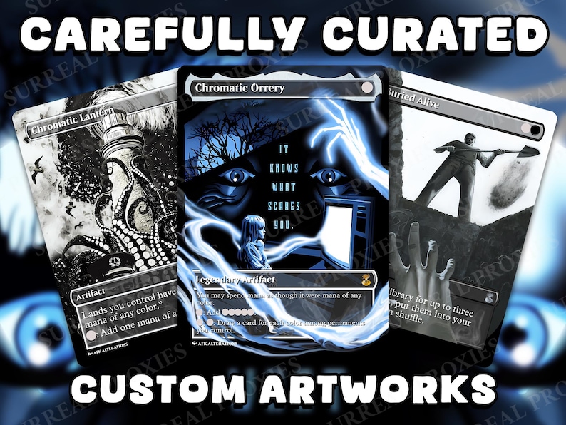 K&ouml;nnte beinhalten: Individuelle Kunstkarten mit dem Text "CAREFULLY CURATED" und "CUSTOM ARTWORKS". Die Karten zeigen Illustrationen eines Leuchtturms mit Tentakeln, eine surreale Szene mit Augen und einem M&auml;dchen sowie eine Figur mit einer Schaufel. Die Karten sind in Schwarz, Wei&szlig; und Blau gehalten.
