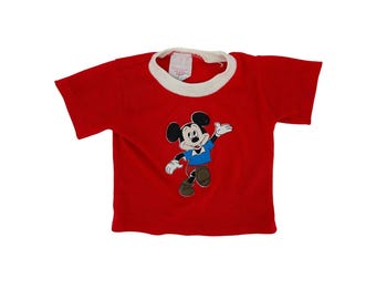 Camiseta vintage de Mickey Mouse con ribete rojo, talla infantil 2, fabricada en EE. UU., años 80.