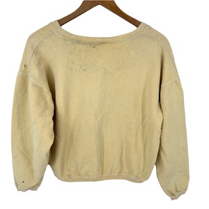 Op de afbeelding: Een lichtgeel sweatshirt met een ronde hals en lange mouwen. Het sweatshirt is gemaakt van een zachte, comfortabele stof en heeft een ontspannen pasvorm.