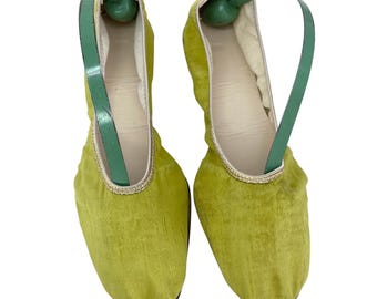 Vintage 1960s Feather Mocs Chartreuse Green Foldable Ballet Flats Size 6-6.5