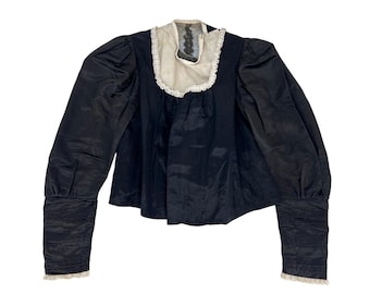 Top de corpiño victoriano antiguo de seda negra con estampado de pensamientos y ribete de encaje, década de 1890.