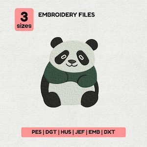 Pode incluir: Um design de arquivo de bordado com um urso panda com pelo preto e branco, usando um cachecol verde. A imagem inclui o texto "3 tamanhos" e "ARQUIVOS DE BORDADO". Abaixo do panda está uma lista de tipos de arquivos: PES, DGT, HUS, JEF, EMB e DXT.