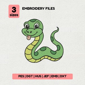 Könnte beinhalten: Eine Stickdatei mit einem grünen Cartoon-Schlangenmotiv, das einen hellgelben Bauch, dunkelgrüne Flecken und eine herausgestreckte Zunge aufweist. Der Text 3 SIZES und EMBROIDERY FILES steht darüber, mit PES | DGT | HUS | JEF | EMB | DXT darunter.